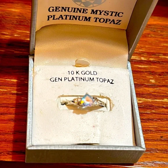 Beautiful sparkling Genuine Mystic 10k gold Topaz Ring - Picture 3 of 9
